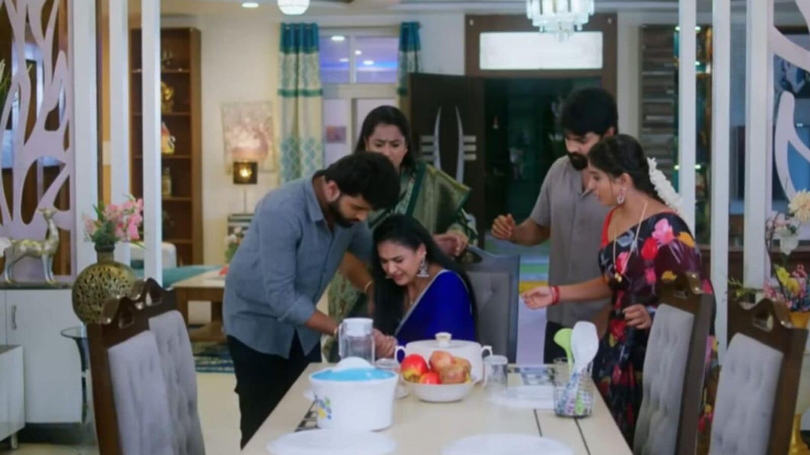 నిన్ను కోరి అక్టోబర్ 11 ఎపిసోడ్: రఘురాంకు అమెరికా డాక్టర్ ట్రీట్‌మెంట్- ఆపేందుకు చేయి కోసుకున్న శాలిని- కామాక్షి డౌట్