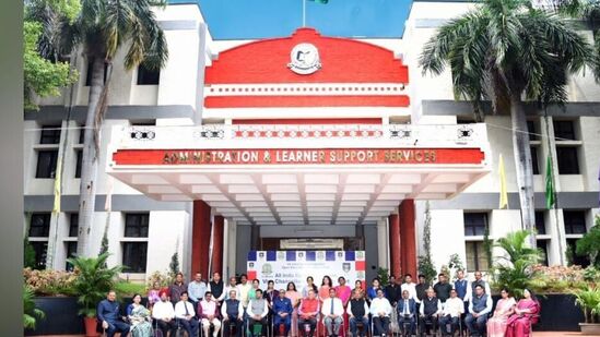 అంబేడ్కర్ ఓపెన్ వర్శిటీ ద్వారా డిగ్రీలో బీఏ, బీకాం, బీఎస్సీ కోర్సుల్లో చేరవచ్చు. ఇక పీజీలో చూస్తే ఎంఏ, ఎంకామ్, ఎంఎస్సీ, ఎంబీఏ కోర్సులతో పాటు పీజీ డిప్లొమాలో బీఎల్ఐఎస్సీ (BLISc), ఎంఎల్ఐఎస్సీ (MLISc) కోర్సుల్లో కూడా అడ్మిషన్ తీసుకోవచ్చు. అంబేడ్కర్ ఓపెన్ వర్శిటీ ద్వారా డిగ్రీలో బీఏ, బీకాం, బీఎస్సీ కోర్సుల్లో చేరవచ్చు. ఇక పీజీలో చూస్తే ఎంఏ, ఎంకామ్, ఎంఎస్సీ, ఎంబీఏ కోర్సులతో పాటు పీజీ డిప్లొమాలో బీఎల్ఐఎస్సీ (BLISc), ఎంఎల్ఐఎస్సీ (MLISc) కోర్సుల్లో కూడా అడ్మిషన్ తీసుకోవచ్చు.