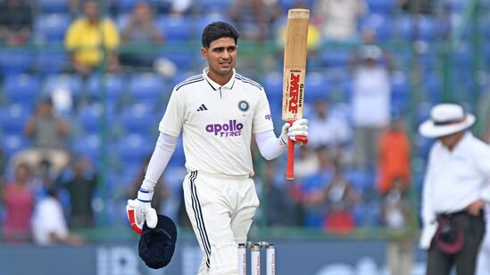 వెస్టిండీస్తో రెండో టెస్టులో శుభ్మన్ గిల్ సెంచరీ సాధించాడు. ఇది అతని టెస్ట్ కెరీర్లో 10వ సెంచరీ. ఈ సెంచరీతో గిల్ WTCలో సరికొత్త చరిత్ర సృష్టించాడు. భారత్ తరఫున అత్యధిక సెంచరీలు చేసిన ఆటగాడిగా నిలిచాడు. 9 సెంచరీలు చేసిన మాజీ కెప్టెన్ రోహిత్ శర్మను అతను అధిగమించాడు. వీరి తర్వాత జైస్వాల్ పేరిట 7, కేఎల్ రాహుల్, రిషబ్ పంత్ పేరిట 6 చొప్పున సెంచరీలు ఉన్నాయి. శుభ్మన్ గిల్ ఇప్పుడు WTC చరిత్రలో అత్యధిక సెంచరీలు చేసిన టాప్-5 బ్యాట్స్మెన్ జాబితాలో చేరాడు. వెస్టిండీస్తో రెండో టెస్టులో శుభ్మన్ గిల్ సెంచరీ సాధించాడు. ఇది అతని టెస్ట్ కెరీర్లో 10వ సెంచరీ. ఈ సెంచరీతో గిల్ WTCలో సరికొత్త చరిత్ర సృష్టించాడు. భారత్ తరఫున అత్యధిక సెంచరీలు చేసిన ఆటగాడిగా నిలిచాడు. 9 సెంచరీలు చేసిన మాజీ కెప్టెన్ రోహిత్ శర్మను అతను అధిగమించాడు. వీరి తర్వాత జైస్వాల్ పేరిట 7, కేఎల్ రాహుల్, రిషబ్ పంత్ పేరిట 6 చొప్పున సెంచరీలు ఉన్నాయి. శుభ్మన్ గిల్ ఇప్పుడు WTC చరిత్రలో అత్యధిక సెంచరీలు చేసిన టాప్-5 బ్యాట్స్మెన్ జాబితాలో చేరాడు.