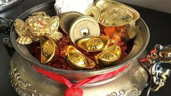 వెల్త్ బౌల్ - వెల్త్ బౌల్ ఫెంగ్ షుయ్ లో శ్రేయస్సుకు శక్తివంతమైన సాధనం. దానిలో నాణేలు, స్ఫటికాలు మరియు పువ్వులు ఉంచండి. దీపావళి రోజున ప్రధాన ద్వారం దగ్గర లేదా లివింగ్ రూమ్ ఆగ్నేయంలో ఉంచండి. ఇది సంపదను ఆకర్షిస్తుంది. ఆర్థిక స్థిరత్వాన్ని తెస్తుంది. వెల్త్ బౌల్ - వెల్త్ బౌల్ ఫెంగ్ షుయ్ లో శ్రేయస్సుకు శక్తివంతమైన సాధనం. దానిలో నాణేలు, స్ఫటికాలు మరియు పువ్వులు ఉంచండి. దీపావళి రోజున ప్రధాన ద్వారం దగ్గర లేదా లివింగ్ రూమ్ ఆగ్నేయంలో ఉంచండి. ఇది సంపదను ఆకర్షిస్తుంది. ఆర్థిక స్థిరత్వాన్ని తెస్తుంది.