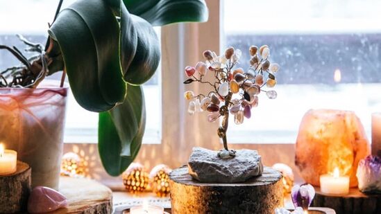 క్రిస్టల్ ట్రీ - ఫెంగ్ షుయ్ లో పెరుగుదల మరియు శ్రేయస్సును సూచిస్తుంది. ఒకవేళ దీపావళి రోజున సిట్రిన్ లేదా అమెథిస్ట్ వంటి పసుపు స్ఫటికాలు ఉన్నట్లయితే, దానిని ఈశాన్య మూలలో ఉంచండి. ఇది సానుకూల శక్తిని వ్యాప్తి చేస్తుంది, ఆరోగ్యాన్ని మెరుగుపరుస్తుంది మరియు కుటుంబానికి సంతోషాన్ని అందిస్తుంది. స్ఫటికాన్ని శుభ్రంగా ఉంచండి, క్రిస్టల్ ట్రీ - ఫెంగ్ షుయ్ లో పెరుగుదల మరియు శ్రేయస్సును సూచిస్తుంది. ఒకవేళ దీపావళి రోజున సిట్రిన్ లేదా అమెథిస్ట్ వంటి పసుపు స్ఫటికాలు ఉన్నట్లయితే, దానిని ఈశాన్య మూలలో ఉంచండి. ఇది సానుకూల శక్తిని వ్యాప్తి చేస్తుంది, ఆరోగ్యాన్ని మెరుగుపరుస్తుంది మరియు కుటుంబానికి సంతోషాన్ని అందిస్తుంది. స్ఫటికాన్ని శుభ్రంగా ఉంచండి,