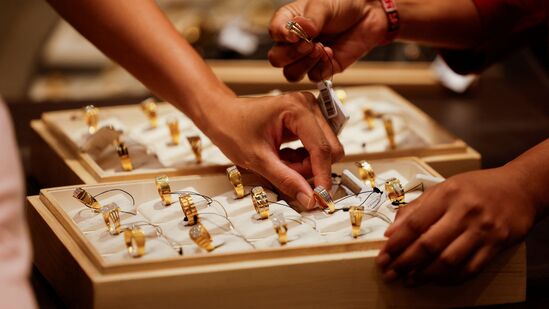 విజయవాడలో 10 గ్రాముల పసిడి (22క్యారెట్లు) ధర రూ. 1,13,425 ఉంది. 24 క్యారెట్ల గోల్డ్​ ప్రైజ్​ రూ. 1,23,735గా ఉంది. కేజీ వెండి ధర రూ. 1,88,200గా ఉంది.