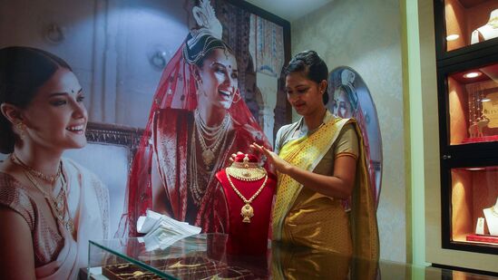 హైదరాబాద్లో 10 గ్రాముల పసిడి (22క్యారెట్లు) ధర రూ. 1,13,419 ఉంది. 24క్యారెట్ల బంగారం ధర రూ. 1,23,729గా కొనసాగుతోంది. కేజీ వెండి ధర రూ. 1,87,400గా ఉంది. హైదరాబాద్లో 10 గ్రాముల పసిడి (22క్యారెట్లు) ధర రూ. 1,13,419 ఉంది. 24క్యారెట్ల బంగారం ధర రూ. 1,23,729గా కొనసాగుతోంది. కేజీ వెండి ధర రూ. 1,87,400గా ఉంది.