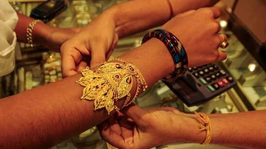 ఇక చెన్నైలో 10గ్రాముల 22 క్యారెట్ల గోల్డ్ ధర రూ. 1,13,411గాను, 24 క్యారెట్ల పసిడి ధర రూ. 1,23,721గాను ఉంది. 100 గ్రాముల సిల్వర్ రేటు రూ. 18,680 ఉంది. ఇక చెన్నైలో 10గ్రాముల 22 క్యారెట్ల గోల్డ్ ధర రూ. 1,13,411గాను, 24 క్యారెట్ల పసిడి ధర రూ. 1,23,721గాను ఉంది. 100 గ్రాముల సిల్వర్ రేటు రూ. 18,680 ఉంది.