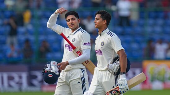 వెస్టిండీస్ తో రెండో టెస్టులో ఫస్ట్ ఇన్నింగ్స్ లో భారత్ భారీ స్కోరు సాధించింది. 518/5 దగ్గర ఇన్నింగ్స్ డిక్లేర్ చేసింది. ఓపెనర్ యశస్వి జైస్వాల్ (175), కెప్టెన్ శుభ్ మన్ గిల్ (129 నాటౌట్) భారీ సెంచరీలు బాదారు. వెస్టిండీస్ తో రెండో టెస్టులో ఫస్ట్ ఇన్నింగ్స్ లో భారత్ భారీ స్కోరు సాధించింది. 518/5 దగ్గర ఇన్నింగ్స్ డిక్లేర్ చేసింది. ఓపెనర్ యశస్వి జైస్వాల్ (175), కెప్టెన్ శుభ్ మన్ గిల్ (129 నాటౌట్) భారీ సెంచరీలు బాదారు.