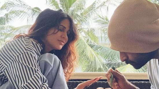 మెగా హీరో వరుణ్ తేజ్, లావణ్య త్రిపాఠి కూడా కర్వా చౌత్ వేడుకలు చేసుకున్నారు. భార్య లావణ్యకు వరుణ్ ప్రేమతో మెహందీ పెడుతున్న ఈ ఫొటో వైరల్ గా మారింది. లావణ్య ఈ ఫొటోను ఇన్ స్టాగ్రామ్ లో పోస్టు చేసింది. 