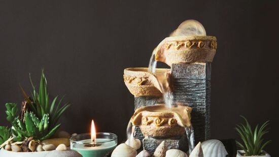 వాటర్ ఫౌంటెన్ - ఇండోర్ వాటర్ ఫౌంటెన్ ఫెంగ్ షుయ్ లో సంపద ప్రవాహాన్ని సూచిస్తుంది. దీపావళి రోజున నీటి మూలకం బలంగా ఉన్న చోట దానిని ఉత్తర దిక్కులో ఉంచండి. ఒత్తిడిని తగ్గిస్తుంది మరియు కుటుంబానికి శాంతిని తెస్తుంది. చిన్న ఫౌంటైన్ లను ఎంచుకోండి. శుభ్రమైన నీటిని ఉంచండి. ఇది ఆర్థిక శ్రేయస్సు పెంచుతుంది. వాటర్ ఫౌంటెన్ - ఇండోర్ వాటర్ ఫౌంటెన్ ఫెంగ్ షుయ్ లో సంపద ప్రవాహాన్ని సూచిస్తుంది. దీపావళి రోజున నీటి మూలకం బలంగా ఉన్న చోట దానిని ఉత్తర దిక్కులో ఉంచండి. ఒత్తిడిని తగ్గిస్తుంది మరియు కుటుంబానికి శాంతిని తెస్తుంది. చిన్న ఫౌంటైన్ లను ఎంచుకోండి. శుభ్రమైన నీటిని ఉంచండి. ఇది ఆర్థిక శ్రేయస్సు పెంచుతుంది.