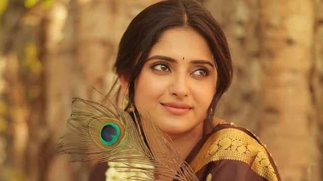 బిగ్ బాస్ 9 తెలుగులో గ్లామర్ పంచేందుకు అడుగుపెడుతున్న బ్యూటీ ఆయేషా జీనత్. కేరళకు చెందిన ఆయేషా సావిత్రిగారి అబ్బాయి, ఊర్వశివో రాక్షసివో వంటి సీరియల్స్తో మెప్పించింది. 'కిర్రాక్ బాయ్స్ ఖిలాడీ గర్ల్స్' షోలో తన ఎనర్జీతో అలరించిన ఆయేషా తమిళ బిగ్ బాస్లో కంటెస్టెంట్గా చేసింది. ఇప్పుడు తెలుగు బిగ్ బాస్లోకి అడుగుపెడుతుంది. బిగ్ బాస్ 9 తెలుగులో గ్లామర్ పంచేందుకు అడుగుపెడుతున్న బ్యూటీ ఆయేషా జీనత్. కేరళకు చెందిన ఆయేషా సావిత్రిగారి అబ్బాయి, ఊర్వశివో రాక్షసివో వంటి సీరియల్స్తో మెప్పించింది. 'కిర్రాక్ బాయ్స్ ఖిలాడీ గర్ల్స్' షోలో తన ఎనర్జీతో అలరించిన ఆయేషా తమిళ బిగ్ బాస్లో కంటెస్టెంట్గా చేసింది. ఇప్పుడు తెలుగు బిగ్ బాస్లోకి అడుగుపెడుతుంది.