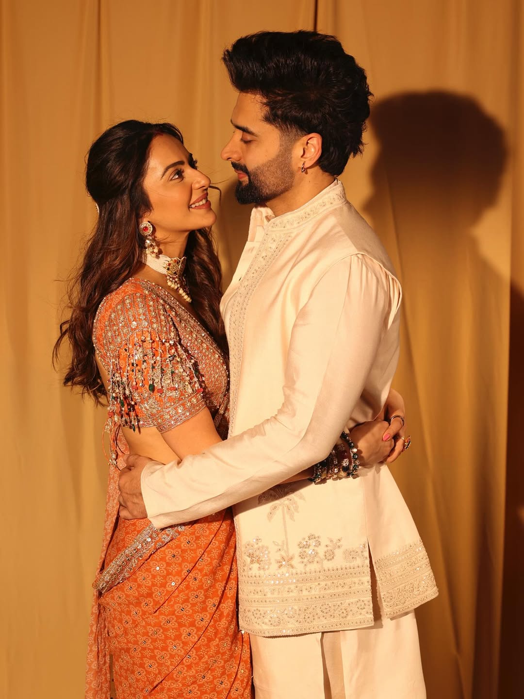 భర్త జాకీ భగ్నానీతో కలిసి కర్వా చౌత్ ను జరుపుకొంది రకుల్ ప్రీత్ సింగ్.  ఈ జంట అదిరిపోయిందనే కామెంట్లు వస్తున్నాయి. 