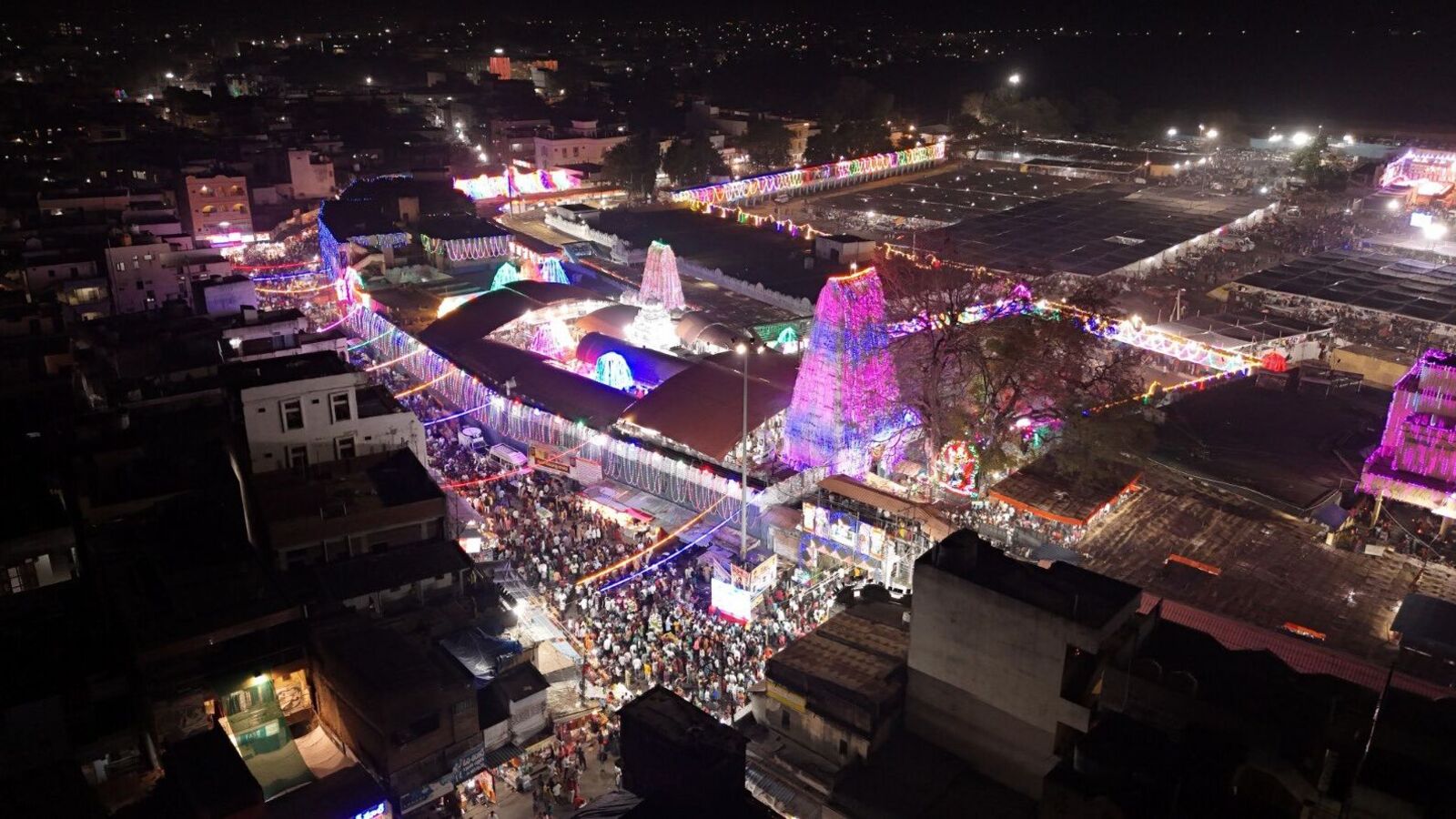 వేములవాడ రాజన్న దర్శనం తాత్కాలికంగా నిలిపివేత.. భీమేశ్వరాలయంలో మెుక్కులు.. భక్తుల నిరసన!