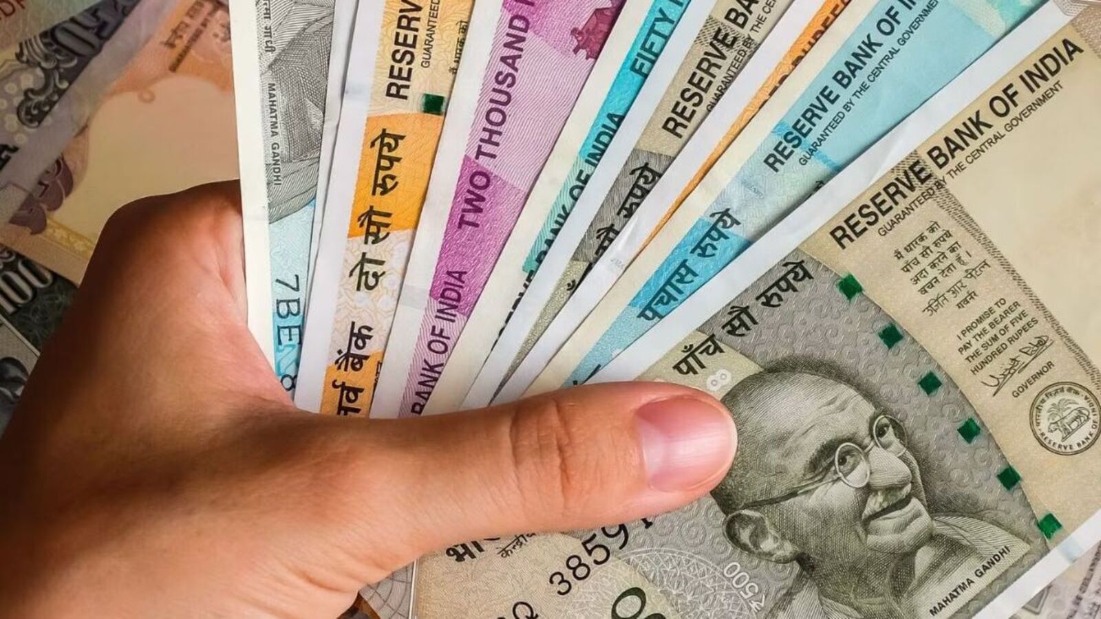 FD interest rates : 1 ఏడాదిలో.. ఎఫ్​డీలపై అత్యధిక వడ్డీని ఇస్తున్న టాప్​ బ్యాంకులు..