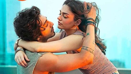 సైయారా - అహాన్ పాండే, అనీత్ పడ్డా నటించిన 'సైయారా' సినిమా ఇప్పటికీ ట్రెండింగ్‌లో ఉంది. ఈ సినిమా బాక్సాఫీస్ వద్ద కలెక్షన్ల వర్షం కురిపించింది, ఇప్పుడు నెట్‌ఫ్లిక్స్‌లోనూ సత్తా చాటుతోంది. ఈసారి ఇది ఏడో స్థానంలో ఉంది.