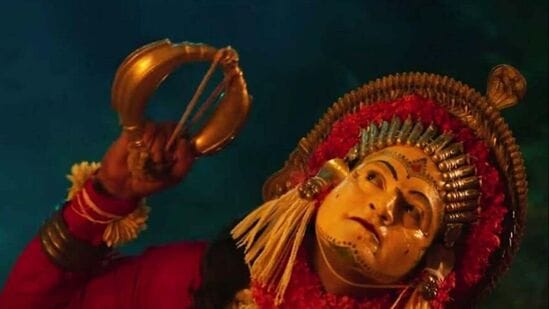 రిషబ్ శెట్టి సినిమా 'కాంతార' మొదటి భాగం నెట్‌ఫ్లిక్స్‌లో అద్భుతంగా రాణిస్తోంది. నిజానికి ఈ సినిమా 2022 సంవత్సరంలో విడుదలైంది. కానీ ఇటీవల ఈ సినిమా ప్రీక్వెల్ విడుదలై బాక్సాఫీస్ వద్ద సంచలనం సృష్టిస్తుండటంతో మొదటి భాగం కూడా ట్రెండింగ్‌లోకి వచ్చింది. ఇది నంబర్ 2 స్థానంలో కొనసాగుతోంది.