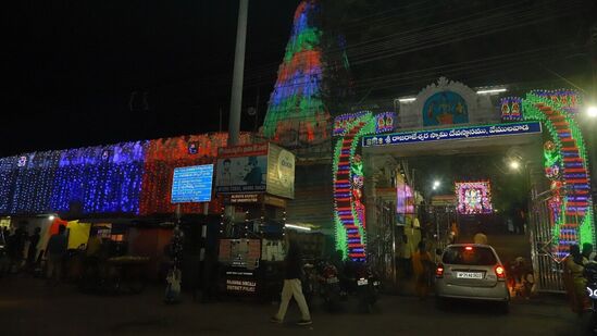 నవరాత్రి ఉత్సవాలను పురస్కరించుకుని దేవాలయానికి ఏర్పాటు చేసిన విద్యుత్ దీపాలతో ఆలయం శోభాయమానంగా మారింది. 