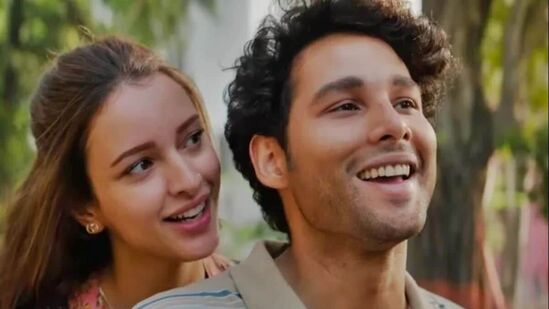 ధడక్ 2 - సిద్ధాంత్ చతుర్వేది, తృప్తి డిమ్రి నటించిన 'ధడక్ 2' సినిమా కుల వివక్ష గురించి చర్చిస్తుంది. ఈ సినిమా గత కొన్ని వారాలుగా టాప్ 10 ట్రెండ్స్‌లో ఉంది. ఈసారి ఈ సినిమా ఆరో స్థానంలో నిలిచింది.