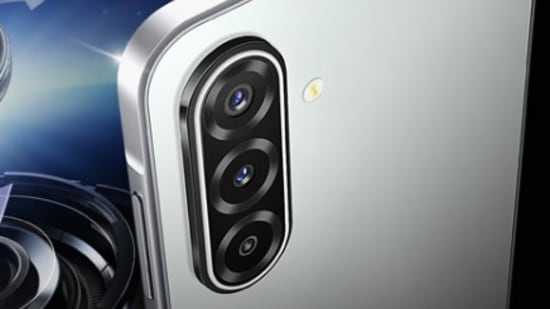 శాంసంగ్ గెలాక్సీ ఎం17 స్మార్ట్​ఫోన్​ 6.7-ఇంచ్​ ఫుల్​హెచ్​డీ+ సూపర్ అమోఎల్​ఈడీ డిస్‌ప్లేని కలిగి ఉంది. ఈ స్క్రీన్ 1100 నిట్స్ వరకు హెచ్​బీఎం పీక్ బ్రైట్‌నెస్‌ను అందిస్తుంది.