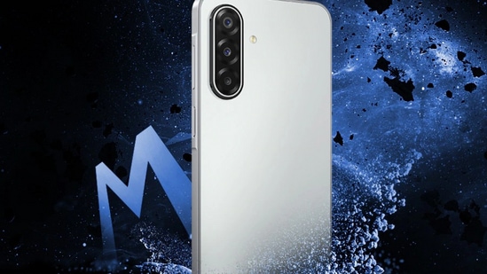 శాంసంగ్​ గెలాక్సీ ఎం17 సేల్​ అక్టోబర్ 13, 2025 నుంచి భారతదేశంలో ప్రారంభమవుతుంది. అమెజాన్, శాంసంగ్ ఇండియా వెబ్‌సైట్, ఎంపిక చేసిన రిటైల్ స్టోర్‌లలో ఈ గ్యాడ్జెట్​ని కొనుగోలు చేయవచ్చు. ధరలు ఈ విధంగా ఉన్నాయి.. 4జీబీ ర్యామ్​ + 128జీబీ స్టోరేజ్ రూ. 12,499, 6జీబీ ర్యామ్​ + 128జీబీ స్టోరేజ్​ రూ. 13,999, 8జీబీ ర్యామ్​ + 128జీబీ స్టోరేజ్ రూ. 15,499. ప్రతి వేరియంట్​పై లాంచ్​ ఆఫర్​ కింద రూ. 500 తగ్గింపు సైతం లభిస్తోంది.