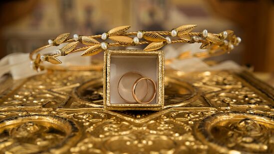 బెంగళూరులో పసిడి ధరలు ఈ విధంగా ఉన్నాయి. 10 గ్రాముల పసిడి ధరలు వరుసగా రూ. 1,14,665- రూ. 1,25,095గా ఉన్నాయి. 100 గ్రాముల వెండి రేటు రూ. 17,620గాను.. కేజీ వెండి రేటు రూ. 1,76,200గాను కొనసాగుతున్నాయి. బెంగళూరులో పసిడి ధరలు ఈ విధంగా ఉన్నాయి. 10 గ్రాముల పసిడి ధరలు వరుసగా రూ. 1,14,665- రూ. 1,25,095గా ఉన్నాయి. 100 గ్రాముల వెండి రేటు రూ. 17,620గాను.. కేజీ వెండి రేటు రూ. 1,76,200గాను కొనసాగుతున్నాయి.