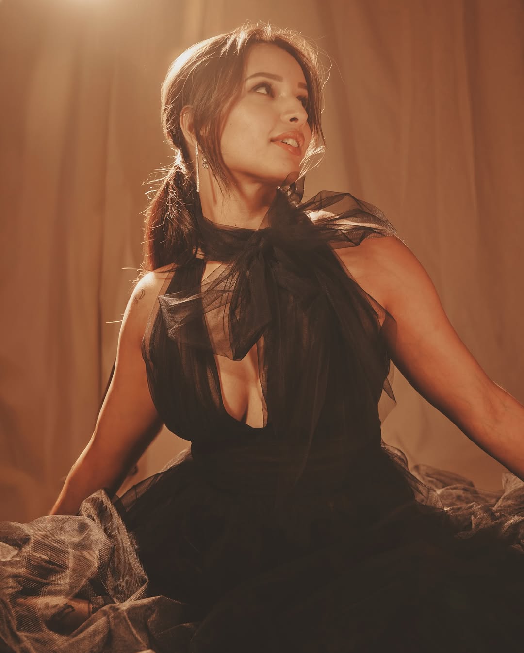 అంతకుముందు మోడలింగ్ చేసిన తృప్తి దిమ్రి సంతూర్ సోప్ యాడ్ కూడా చేసింది. అందులో సంతూర్ మమ్మీగా కనిపించింది. అయితే, ఈ విషయం యానిమల్ తర్వాత అందరి దృష్టికి వచ్చింది. అంతకుముందు మోడలింగ్ చేసిన తృప్తి దిమ్రి సంతూర్ సోప్ యాడ్ కూడా చేసింది. అందులో సంతూర్ మమ్మీగా కనిపించింది. అయితే, ఈ విషయం యానిమల్ తర్వాత అందరి దృష్టికి వచ్చింది.