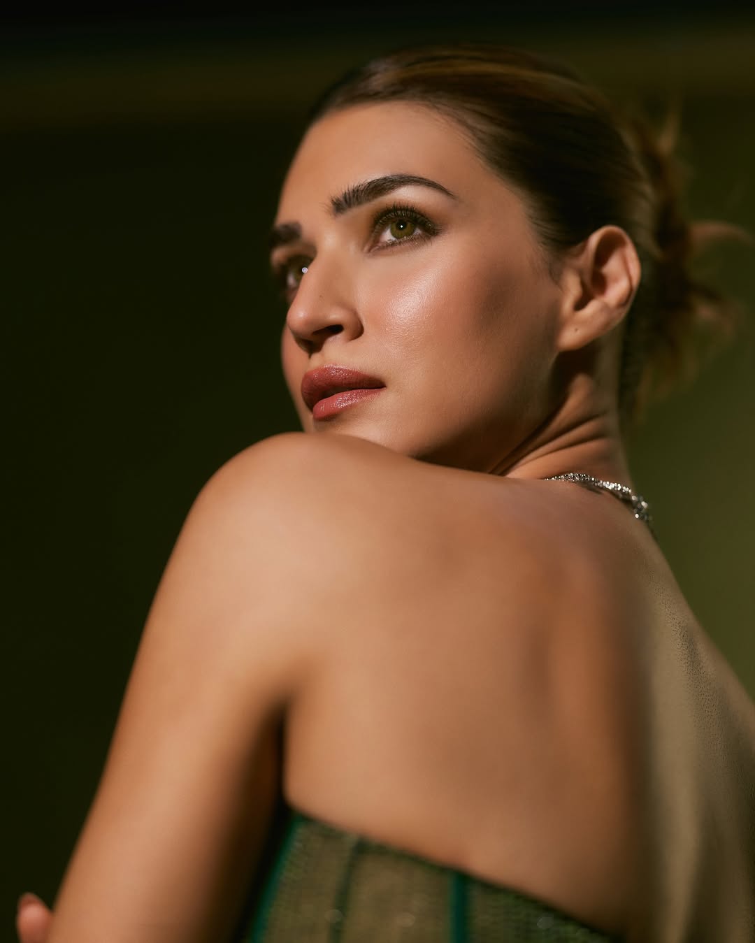 హాట్ బ్యూటీ కృతి సనన్ ఇలా కవ్వించే పొజులతో రెచ్చగొడుతోంది. ఫిల్మ్ ఫేర్ కోసం ఇలా రెడీ అయింది ఈ బ్యూటీ. హాట్ బ్యూటీ కృతి సనన్ ఇలా కవ్వించే పొజులతో రెచ్చగొడుతోంది. ఫిల్మ్ ఫేర్ కోసం ఇలా రెడీ అయింది ఈ బ్యూటీ.