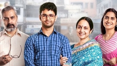 <p>జమ్నాపర్ 2 ఓటీటీ- బ్లాక్ బస్టర్ ఓటీటీ సిరీస్ 'జమ్నాపర్' రెండో సీజన్ కూడా ఓటీటీకి వచ్చింది. ఈ సిరీస్ రెండవ సీజన్ అక్టోబర్ 10 న అమెజాన్ MX ప్లేయర్ లో ఓటీటీ రిలీజ్ అయింది. రిత్విక్ సహోర్, వరుణ్ బడోలా, అంకిత సెహగల్, సృష్టి గంగూలీ రిందానీ, అనుభా ఫతేపురియా, ధ్రువ్ సెహగల్, ఇందర్ సాహ్నీ వంటి తారలు ఈ సీజన్ లో ప్రధాన పాత్రలో నటించారు.</p> 