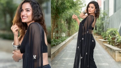 <p>మొదట న్యూస్ రీడర్ గా, తర్వాత యాంకర్ గా, ఆ తర్వాత నటిగా ఎదుగుతూ వెళ్తున్న సిరి హనుమంత్ తరచూ ఇలా బ్లాక్ శారీలో దిగిన ఫొటోలను పోస్ట్ చేస్తూ ఉంటుంది.</p> <p>మొదట న్యూస్ రీడర్ గా, తర్వాత యాంకర్ గా, ఆ తర్వాత నటిగా ఎదుగుతూ వెళ్తున్న సిరి హనుమంత్ తరచూ ఇలా బ్లాక్ శారీలో దిగిన ఫొటోలను పోస్ట్ చేస్తూ ఉంటుంది.</p>