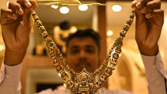 ఇక విశాఖపట్నంలో 10గ్రాముల 22 క్యారెట్ల గోల్డ్ ధర రూ. 1,14,677గాను, 24 క్యారెట్ల పసిడి ధర రూ. 1,25,107ను ఉంది. 100 గ్రాముల సిల్వర్ రేటు రూ. 19,160 ఉంది. ఇక విశాఖపట్నంలో 10గ్రాముల 22 క్యారెట్ల గోల్డ్ ధర రూ. 1,14,677గాను, 24 క్యారెట్ల పసిడి ధర రూ. 1,25,107ను ఉంది. 100 గ్రాముల సిల్వర్ రేటు రూ. 19,160 ఉంది.