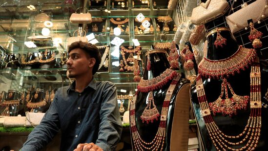 విజయవాడలో 10 గ్రాముల పసిడి (22క్యారెట్లు) ధర రూ. 1,14,675 ఉంది. 24 క్యారెట్ల గోల్డ్​ ప్రైజ్​ రూ. 1,25,105గా ఉంది. కేజీ వెండి ధర రూ. 1,94,000గా ఉంది.