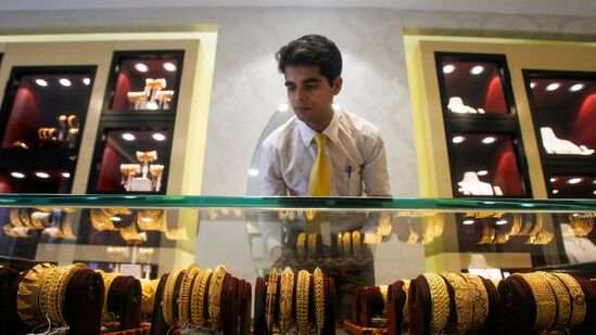 బెంగళూరులో పసిడి ధరలు ఈ విధంగా ఉన్నాయి. 10 గ్రాముల పసిడి ధరలు వరుసగా రూ. 1,14,655- రూ. 1,25,085గా ఉన్నాయి. 100 గ్రాముల వెండి రేటు రూ. 18,430గాను.. కేజీ వెండి రేటు రూ. 1,84,300గాను కొనసాగుతున్నాయి. బెంగళూరులో పసిడి ధరలు ఈ విధంగా ఉన్నాయి. 10 గ్రాముల పసిడి ధరలు వరుసగా రూ. 1,14,655- రూ. 1,25,085గా ఉన్నాయి. 100 గ్రాముల వెండి రేటు రూ. 18,430గాను.. కేజీ వెండి రేటు రూ. 1,84,300గాను కొనసాగుతున్నాయి.