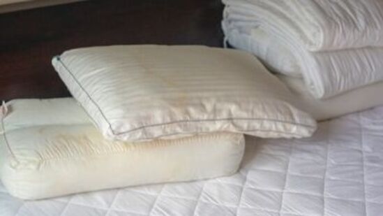 మంచం చెల్లాచెదురుగా ఉంచడం - రాత్రిపూట నిద్రపోయిన తరువాత, కొంతమంది మంచం చెల్లాచెదురుగా వదిలివేస్తారు. ఇది మురికిగా కనిపించడమే కాకుండా, ఒక రకమైన ప్రతికూలతను కూడా తెస్తుంది. మంచం మురికిగా ఉన్న వ్యక్తి ఆరోగ్యం, ఆర్థికంగా కూడా సమస్యలు ఉంటాయని చెబుతారు.