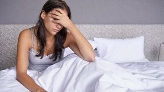 మంచం మీద ఈ పనులు ఎప్పుడూ చేయవద్దు: మంచం ఎప్పుడూ శుభ్రంగా ఉండాలి. చాలా మంది మంచం మీద చేయకూడని పనులు చేస్తుంటారు. మంచం మీద ఈ తప్పులు చేయకూడదని పెద్దల నుండి కూడా మీరు వినే ఉంటారు. వాస్తవానికి, మంచం వాస్తు మరియు శక్తితో లోతైన సంబంధాన్ని కలిగి ఉంటుంది. చాలా సార్లు, తెలిసి లేదా తెలియకుండా, మీరు జీవితంలో ప్రతికూలత మరియు సమస్యలను కలిగించే కొన్ని పనులు చేస్తారు. మంచం విషయంలో చేయకూడని తప్పులు గురించి ఇప్పుడే తెలుసుకుందాం.