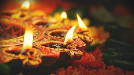 సూర్యుడు, బుధుడు, కుజుడు దీపావళి రోజున కలిసి శక్తివంతమైన త్రిగ్రహ యోగాన్ని ఏర్పరుస్తారు. ఈ యోగం ముఖ్యంగా తులారాశిలో ఏర్పడుతుంది. ఈ మూడు గ్రహాల కలయిక వల్ల దీపావళి నాడు ఏర్పడిన త్రిగ్రహి యోగం 100 సంవత్సరాల తర్వాత సంభవిస్తుంది. ఈ యోగం ప్రభావం అన్ని రాశుల వారి జీవితాల్లో కనిపిస్తుంది. ప్రధానంగా ఈ యోగం వల్ల 3 రాశుల వారికి అదృష్టం కలుగుతుంది. వారి ఆర్థిక స్థితిలో మంచి పెరుగుదల, కెరీర్లో మంచి పురోగతి కనిపిస్తుంది. కొంతమందికి విదేశాలకు ప్రయాణించే అవకాశాలు రావచ్చు. ఇప్పుడు త్రిగ్రహి యోగం వల్ల ఏ రాశుల వారికి అదృష్టం కలుగుతుందో చూద్దాం. సూర్యుడు, బుధుడు, కుజుడు దీపావళి రోజున కలిసి శక్తివంతమైన త్రిగ్రహ యోగాన్ని ఏర్పరుస్తారు. ఈ యోగం ముఖ్యంగా తులారాశిలో ఏర్పడుతుంది. ఈ మూడు గ్రహాల కలయిక వల్ల దీపావళి నాడు ఏర్పడిన త్రిగ్రహి యోగం 100 సంవత్సరాల తర్వాత సంభవిస్తుంది. ఈ యోగం ప్రభావం అన్ని రాశుల వారి జీవితాల్లో కనిపిస్తుంది. ప్రధానంగా ఈ యోగం వల్ల 3 రాశుల వారికి అదృష్టం కలుగుతుంది. వారి ఆర్థిక స్థితిలో మంచి పెరుగుదల, కెరీర్లో మంచి పురోగతి కనిపిస్తుంది. కొంతమందికి విదేశాలకు ప్రయాణించే అవకాశాలు రావచ్చు. ఇప్పుడు త్రిగ్రహి యోగం వల్ల ఏ రాశుల వారికి అదృష్టం కలుగుతుందో చూద్దాం.