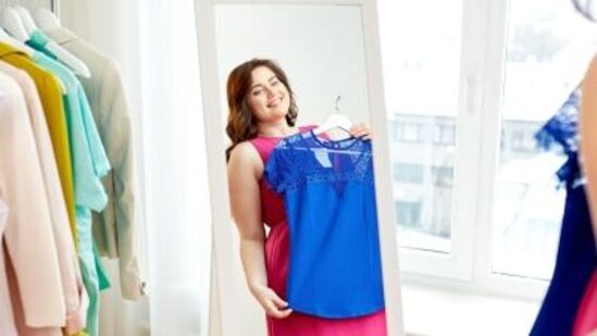 మంచం ముందు అద్దం- మంచం ముందు అద్దం ఉంటే వెంటనే తొలగించాలి. వాస్తవానికి, మీరు ఉదయం మేల్కొన్నప్పుడు, మీరు మొదట గమనించేది అద్దం. దీని వల్ల ప్రతికూలత వ్యాపిస్తుందని చెబుతారు. వాస్తు ప్రకారంగా, రాత్రిపూట గాజు నుంచి వ్యతిరేక శక్తి బయటకు వస్తుంది.