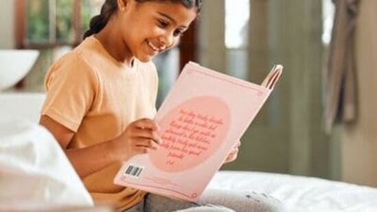 మంచం మీద కూర్చొని చదువుకోవడం - చాలా మంది పిల్లలు మంచం మీద కూర్చొని చదువుతారు, ఇలా చేయడం ద్వారా, చదువుపై దృష్టి మరియు ఏకాగ్రత సరిగా ఉండదు, ఇది పిల్లల ఫలితాన్ని కూడా ప్రభావితం చేస్తుంది. చదివేటప్పుడు కుర్చీ మరియు టేబుల్ ఉపయోగించండి.