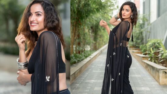 మొదట న్యూస్ రీడర్ గా, తర్వాత యాంకర్ గా, ఆ తర్వాత నటిగా ఎదుగుతూ వెళ్తున్న సిరి హనుమంత్ తరచూ ఇలా బ్లాక్ శారీలో దిగిన ఫొటోలను పోస్ట్ చేస్తూ ఉంటుంది. మొదట న్యూస్ రీడర్ గా, తర్వాత యాంకర్ గా, ఆ తర్వాత నటిగా ఎదుగుతూ వెళ్తున్న సిరి హనుమంత్ తరచూ ఇలా బ్లాక్ శారీలో దిగిన ఫొటోలను పోస్ట్ చేస్తూ ఉంటుంది.