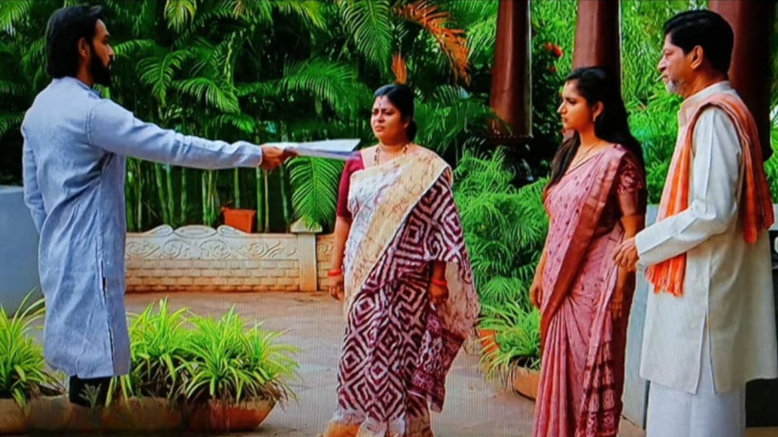 బ్రహ్మముడి అక్టోబర్ 14 ఎపిసోడ్: రాజ్‌ను ఏకేసిన మీడియా- దుగ్గిరాల ఇంటి పరువు గోవిందా- కుటుంబం నిరాహార దీక్ష