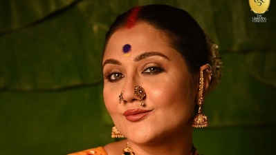 <p>తన తండ్రి మాటలను గుర్తుచేసుకుంటూ, స్వస్తికా ముఖర్జీ ఇలా రాసింది. “నా తండ్రి వార్తాపత్రిక నుంచి వచ్చేటప్పుడు తలకు పెట్టుకుని తిలకంను తీసుకొని వచ్చేవారు. అది సరైనదా అని అడిగేవారు. అది మాకు ఇక్కడ లభించదు” అని రాసుకొచ్చింది స్వస్తికా ముఖర్జీ.</p> <p>తన తండ్రి మాటలను గుర్తుచేసుకుంటూ, స్వస్తికా ముఖర్జీ ఇలా రాసింది. “నా తండ్రి వార్తాపత్రిక నుంచి వచ్చేటప్పుడు తలకు పెట్టుకుని తిలకంను తీసుకొని వచ్చేవారు. అది సరైనదా అని అడిగేవారు. అది మాకు ఇక్కడ లభించదు” అని రాసుకొచ్చింది స్వస్తికా ముఖర్జీ.</p>