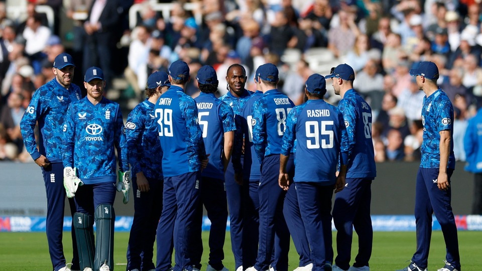 <p>ఇంగ్లాండ్ 2100కు పైగా అంతర్జాతీయ మ్యాచ్ లు ఆడింది. అయితే ఇప్పటి వరకూ రెండో స్థానంలో ఉన్న ఇంగ్లాండ్ టీమ్ ఇప్పుడు మూడో స్థానానికి పడిపోయింది. ఆ టీమ్ 2117 మ్యాచ్ లలో 921 విజయాలు సాధించింది.</p>(Action Images via Reuters)