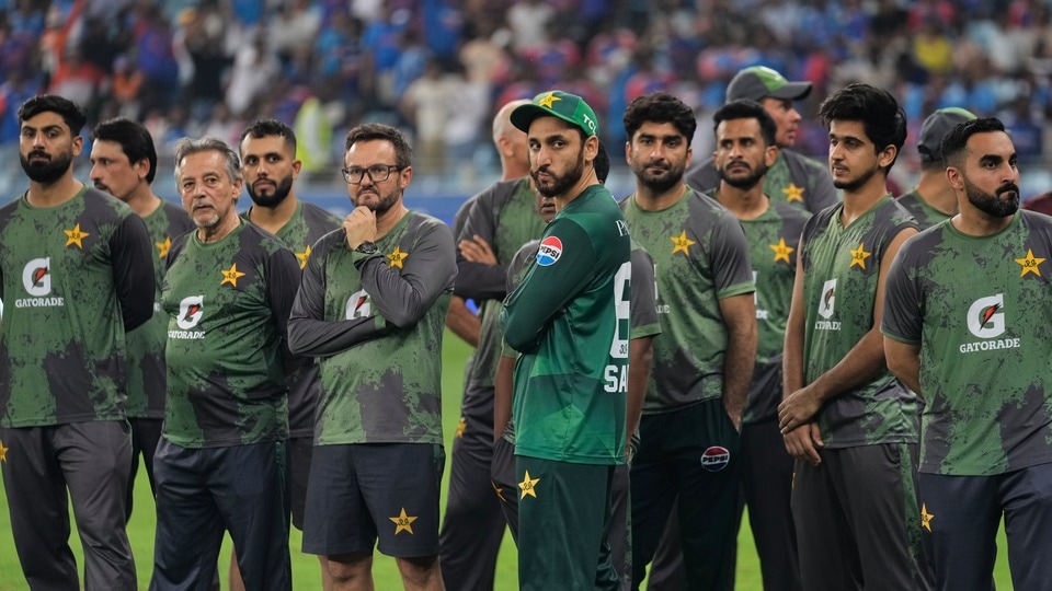 <p>పాకిస్తాన్ కూడా ఆధిపత్యం చెలాయించింది. ఆ టీమ్ 1734 మ్యాచ్ లలో 831 విజయాలు సాధించింది. ఇప్పుడు పాకిస్తాన్ పరిస్థితి అధ్వాన్నంగా ఉన్నా ఒకానొక సమయంలో అది బలమైన జట్టుగా ఉండి ప్రపంచకప్ కూడా గెలిచింది.</p>(AP)