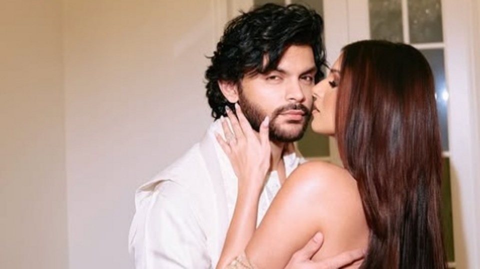 <p>ఇప్పుడు దీపావళి ఈవెంట్లో వీర్ తో కలిసి తారా సుతారియా రావడంతో వీళ్ల రిలేషన్ షిప్ పై క్లారిటీ వచ్చింది. ఈ జంట బాగుందంటూ నెటిజన్లు కామెంట్లు చేస్తున్నారు. </p>(instagram-tarasutaria)