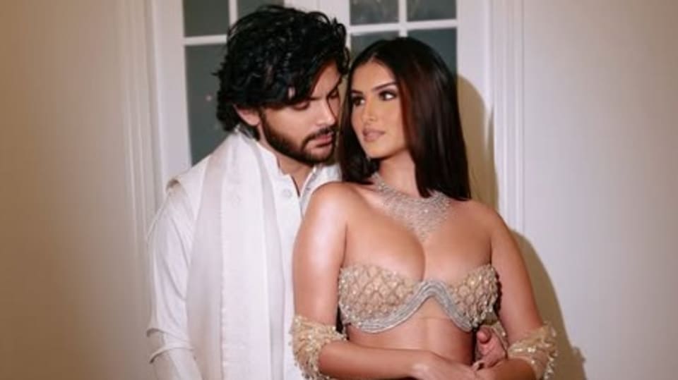 <p>దీపావళి ఈవెంట్లో తన బాయ్ ఫ్రెండ్ వీర్ తో కలిసి స్పెషల్ అట్రాక్షన్ గా నిలిచింది తారా. వీళ్ల రొమాంటిక్ పోజులు వైరల్ గా మారాయి. </p>(instagram-tarasutaria)