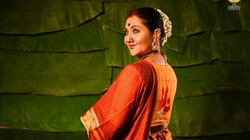 <p>బెంగాలీ, హిందీ హీరోయిన్ స్వస్తికా ముఖర్జీ నిత్యం ఏదో ఒక పోస్ట్‌తో సోషల్ మీడియాలో ట్రెండింగ్ అవుతూనే ఉంటుంది. అలాగే, తన పెరెంట్స్‌ను గుర్తు చేసుకుంటూ వివిధ డ్రెస్సుల్లో గ్లామర్ ఫొటోలు షేర్ చేస్తుంది. </p><p> </p><p> </p>