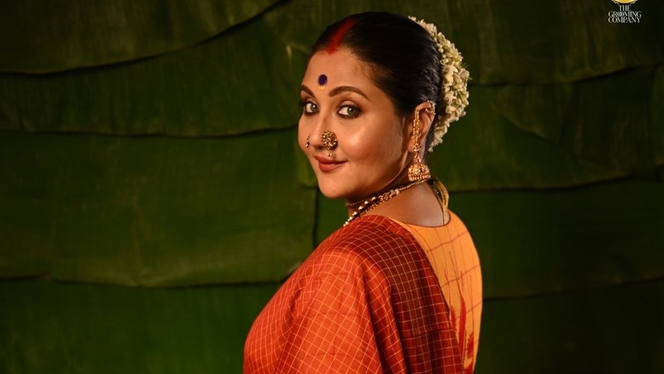 <p>అయితే డ్రెస్ మాత్రమే కాదు, ఈ డ్రెస్ వెనక ఓ తీపి కథ కూడా చెప్పుకొచ్చింది స్వస్తికా ముఖర్జీ. 'నేను దక్షిణాదిలో పుట్టి ఉంటే ఎంతో బాగుండేది అని ఎన్నోసార్లు మా నాన్నకు చెప్పేదాన్ని. ఎందుకంటే సౌత్ అమ్మాయిలు అందమైన చీరలను ధరిస్తారు. పూలు పెట్టుకుంటారు. ముక్కుకు రెండు వైపులా ముక్కెర, ఆభరణాలు ధరిస్తారు. మనమంతా బోరింగ్‌గా ఉంటాం’ అని స్వస్తికా చెప్పింది.</p>