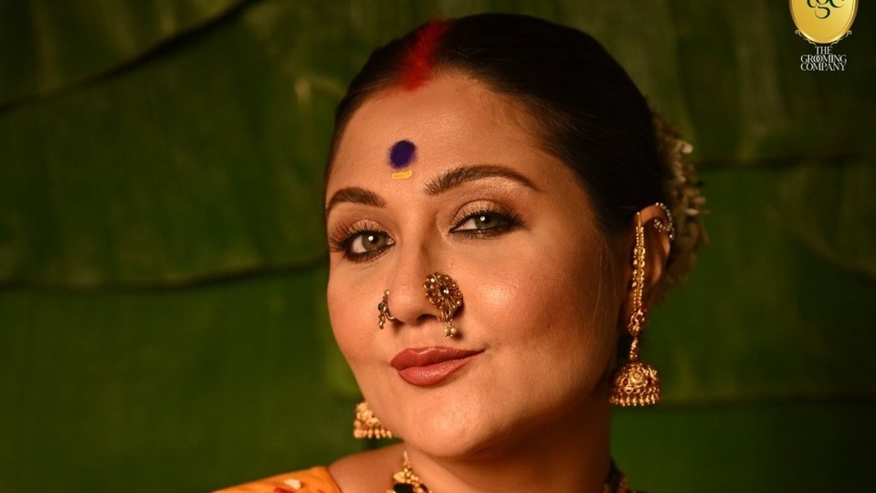 <p>తన తండ్రి మాటలను గుర్తుచేసుకుంటూ, స్వస్తికా ముఖర్జీ ఇలా రాసింది. “నా తండ్రి వార్తాపత్రిక నుంచి వచ్చేటప్పుడు తలకు పెట్టుకుని తిలకంను తీసుకొని వచ్చేవారు. అది సరైనదా అని అడిగేవారు. అది మాకు ఇక్కడ లభించదు” అని రాసుకొచ్చింది స్వస్తికా ముఖర్జీ.</p>