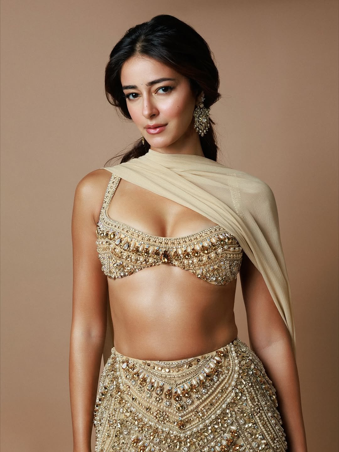 అనన్య పాండే బోల్డ్ పిక్స్ వైరల్ గా మారాయి. నెటిజన్లు లవ్, ఫైర్ ఎమోజీలతో పాటు హాట్, సెక్సీ అంటూ కామెంట్లు చేస్తున్నారు. అనన్య పాండే బోల్డ్ పిక్స్ వైరల్ గా మారాయి. నెటిజన్లు లవ్, ఫైర్ ఎమోజీలతో పాటు హాట్, సెక్సీ అంటూ కామెంట్లు చేస్తున్నారు.