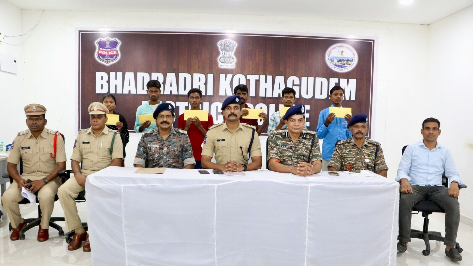 భదాద్రి జిల్లాలో ఆరుగురు మావోయిస్టులు లొంగుబాటు